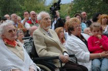 unveiling statue - Lillian und Hubert Wilfan, Anita Askin-Wicher und Isabel Glasl