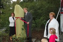 unveiling statue - Gemeindertin Katharina Schinner und Albert Fortell