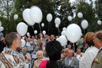 unveiling statue - 100 ballons for the 100th birthday