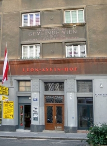 Leon-Askin-Hof, Eingang Sechsschimmelgasse