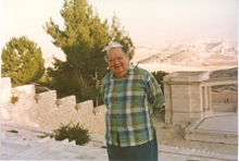 Leon Askin in Israel